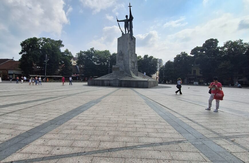Краљево данас поново игра матурантски плес на Тргу српских ратника