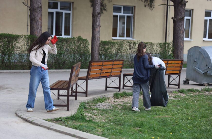 Основци у Новом Пазару у великој еколошкој акцији уређења школских дворишта