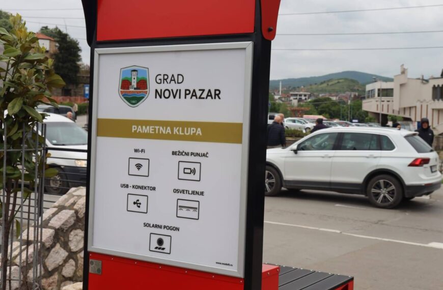 Паметна клупа постављена у центру Новог Пазара