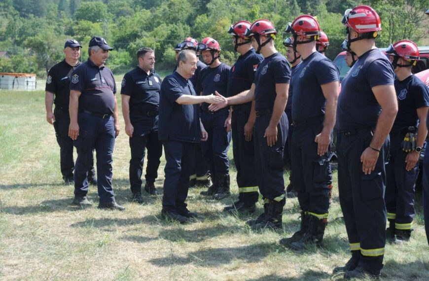 Пожар на Столовима и даље под контролом: Дачић обишао снаге на терену