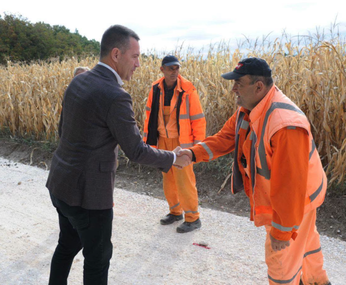 Асфалтирано готово три километра пута који повезује Буковицу, Лазац и Дедевце