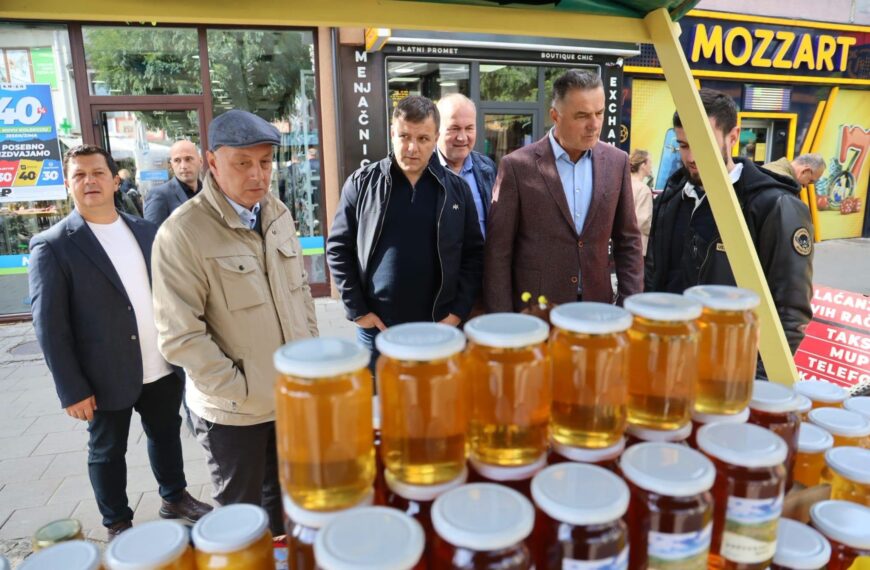 „Дани меда“ у Новом Пазару окупили пчеларе: У понуди домаћи мед и производи са пчелињака
